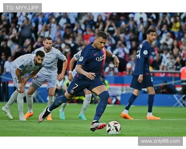 凯恩与姆巴佩战术角色对比：全能中锋 vs 闪电前锋